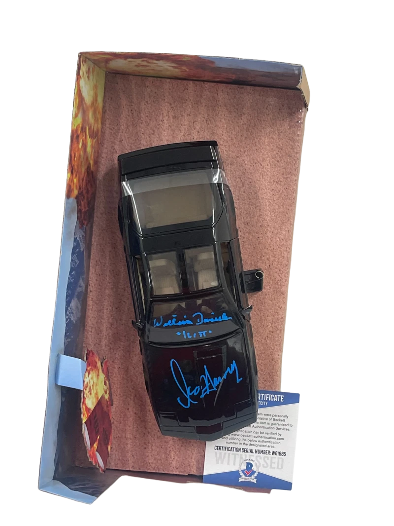 DAVID HASSELHOFF WILLIAM DANIELS SIGNED KNIGHT RIDER DIECAST 1:24 CAR BECKETT 74