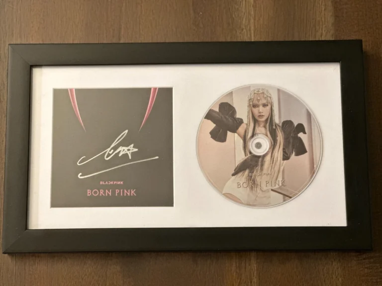 LISA BLACKPINK SIGNED 