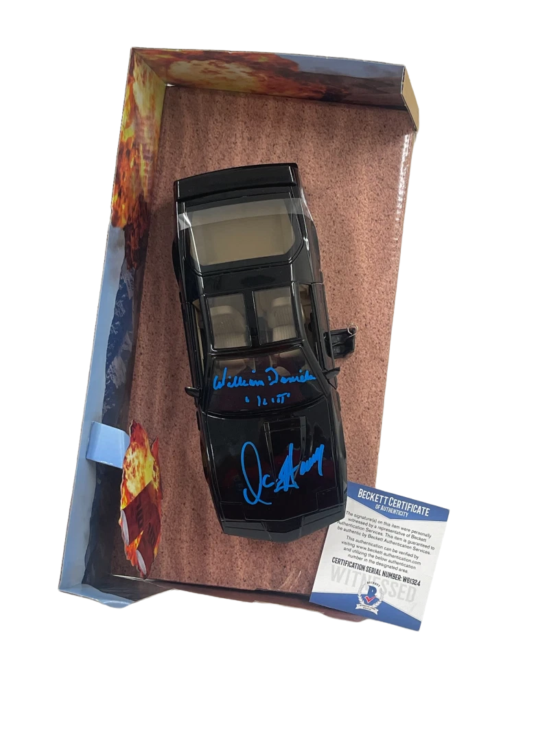 DAVID HASSELHOFF WILLIAM DANIELS SIGNED KNIGHT RIDER DIECAST 1:24 CAR BECKETT 61