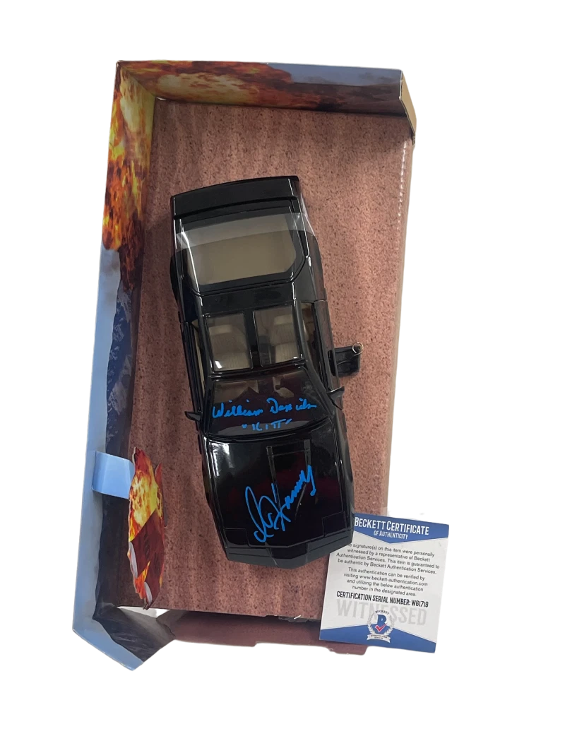 DAVID HASSELHOFF WILLIAM DANIELS SIGNED KNIGHT RIDER DIECAST 1:24 CAR BECKETT 68