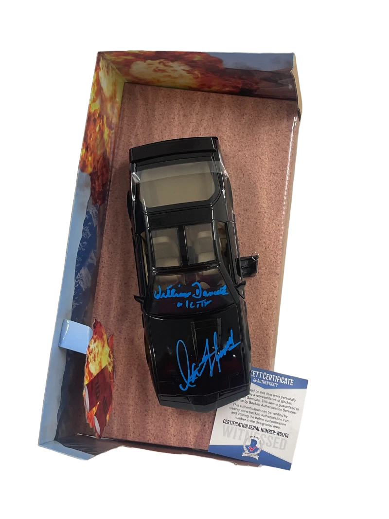 DAVID HASSELHOFF WILLIAM DANIELS SIGNED KNIGHT RIDER DIECAST 1:24 CAR BECKETT 72