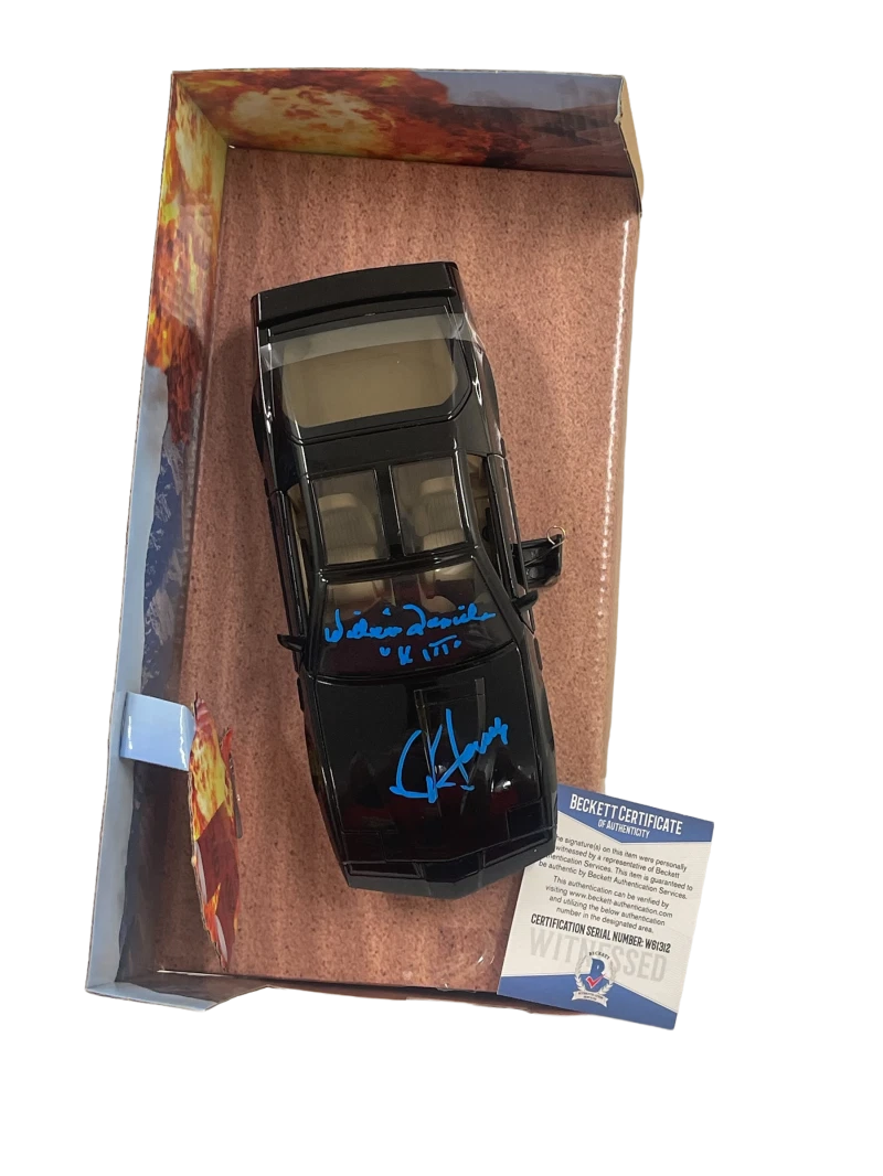 DAVID HASSELHOFF WILLIAM DANIELS SIGNED KNIGHT RIDER DIECAST 1:24 CAR BECKETT 73