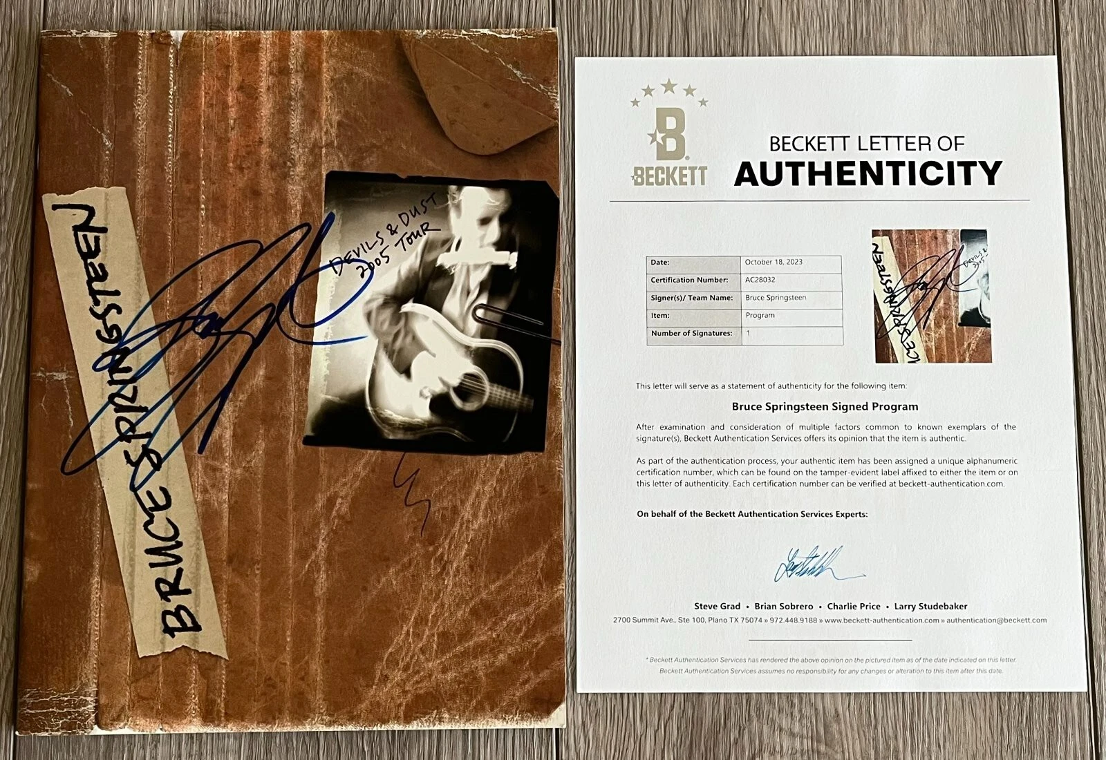 BRUCE SPRINGSTEEN SIGNED DEVILS & DUST 2005 TOUR PROGRAM & BECKETT BAS LOA COA