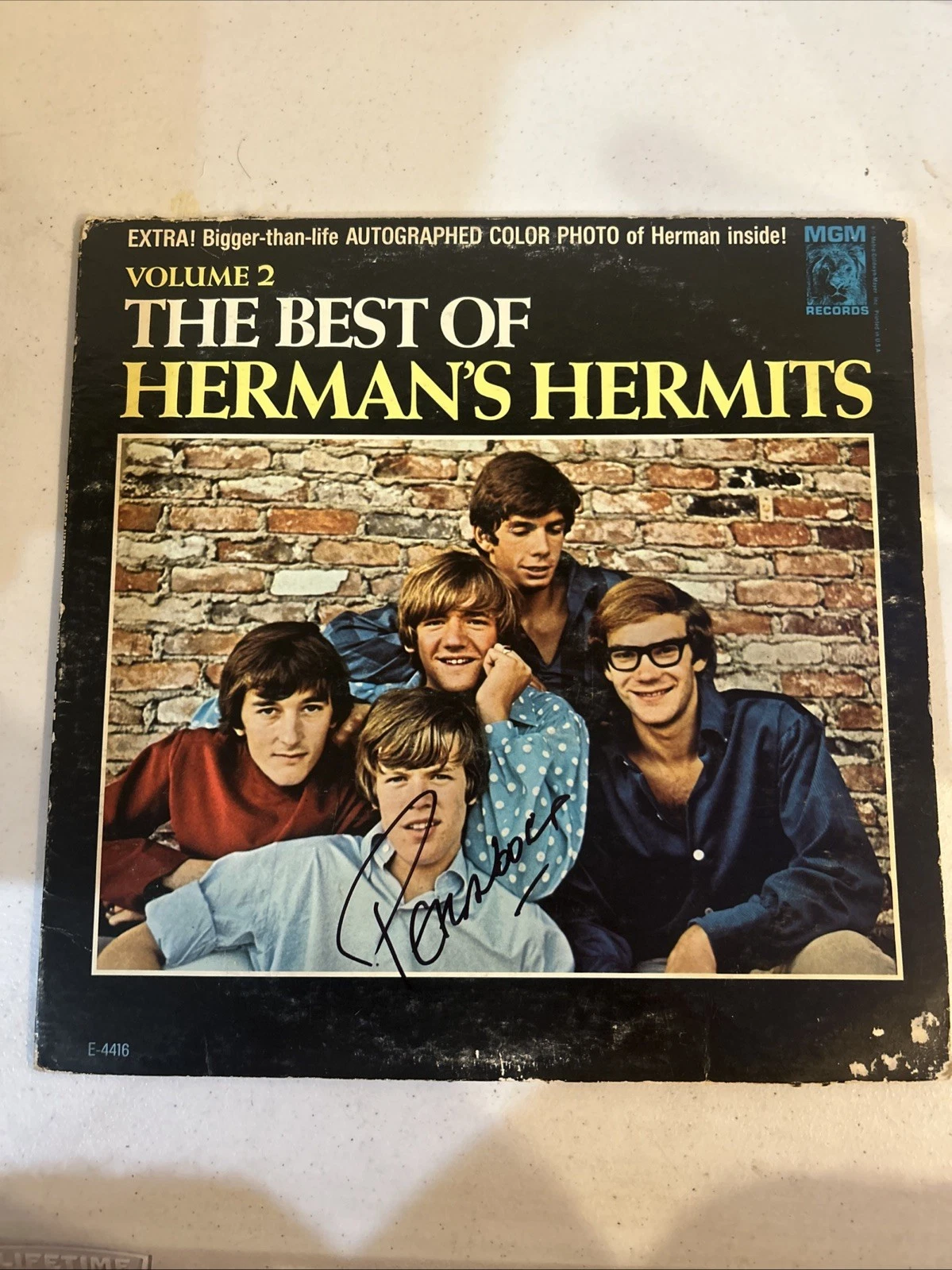 PETER NOONE HERMANS HERMITS SIGNED AUTOGRAPH VINYL ALBUM RECORD ACOA COA