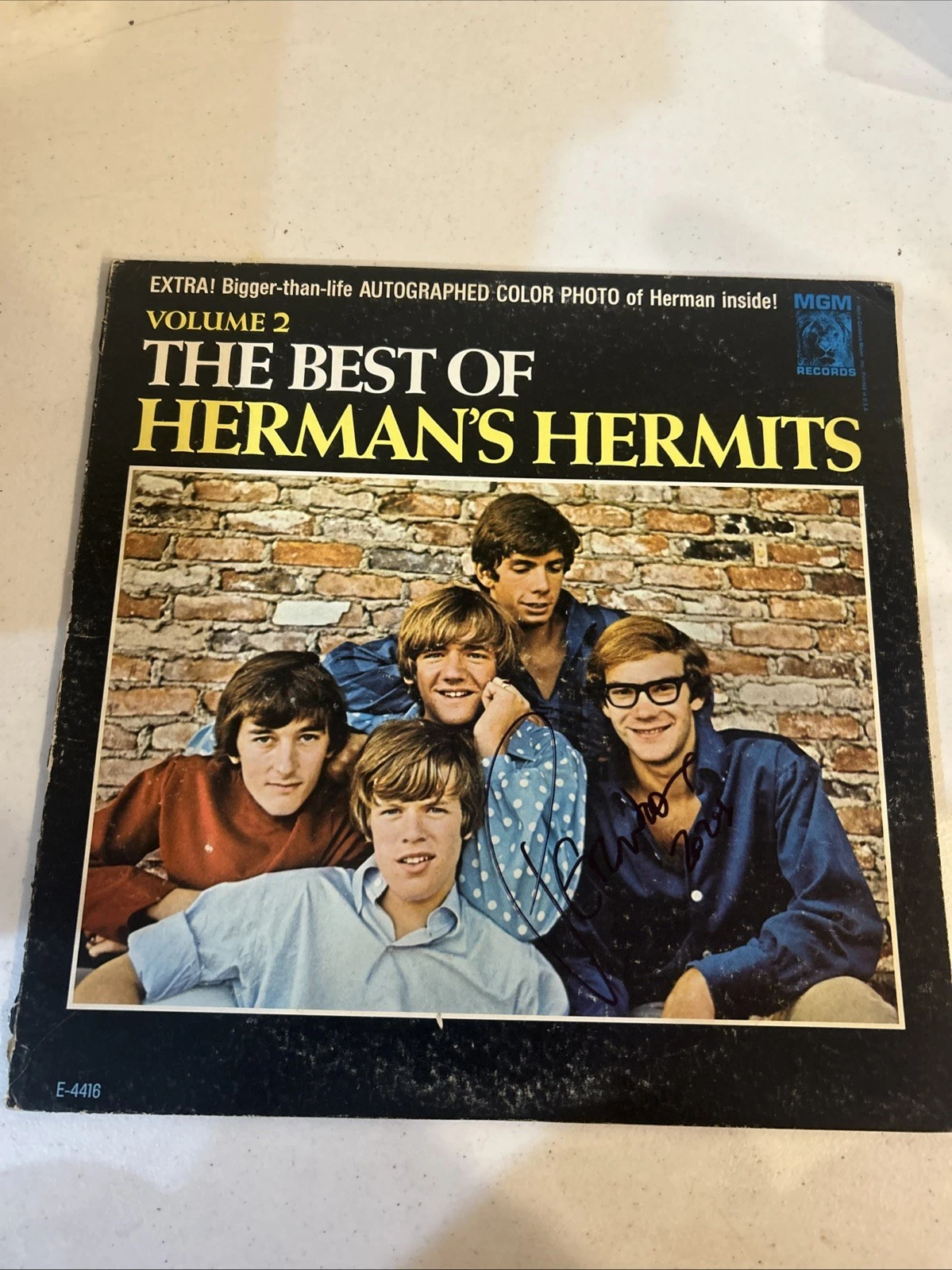 PETER NOONE HERMANS HERMITS SIGNED AUTOGRAPH VINYL ALBUM RECORD ACOA COA