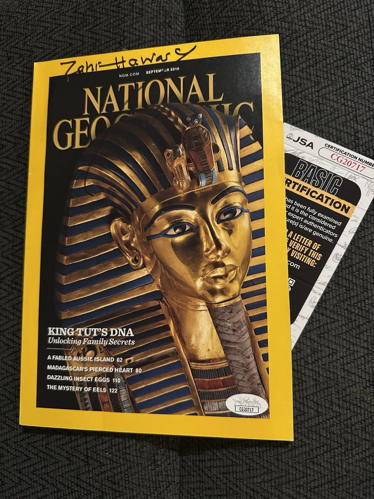 Dr Zahi Hawass Signed National Geographic Magazine 12/2010 JSA Authenticated COA