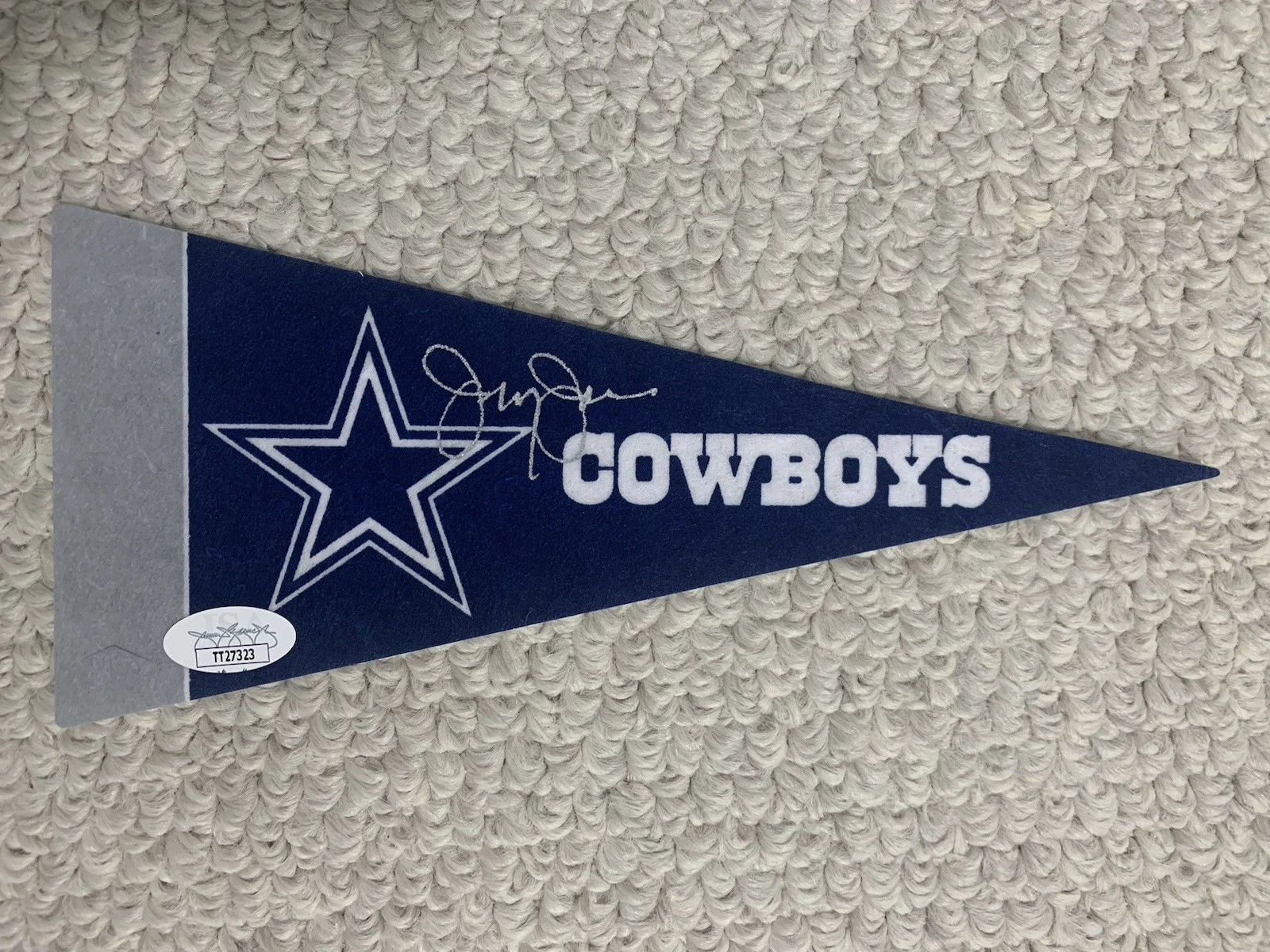 JERRY JONES HAND SIGNED DALLAS COWBOYS MINI-PENNANT        AWESOME+RARE      JSA