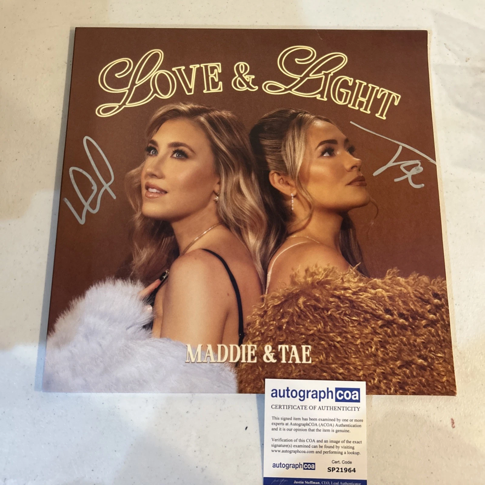 MADDIE & TAE SIGNED AUTOGRAPH VINYL ALBUM ACOA LOVE & LIGHT RECORD LP COUNTRY