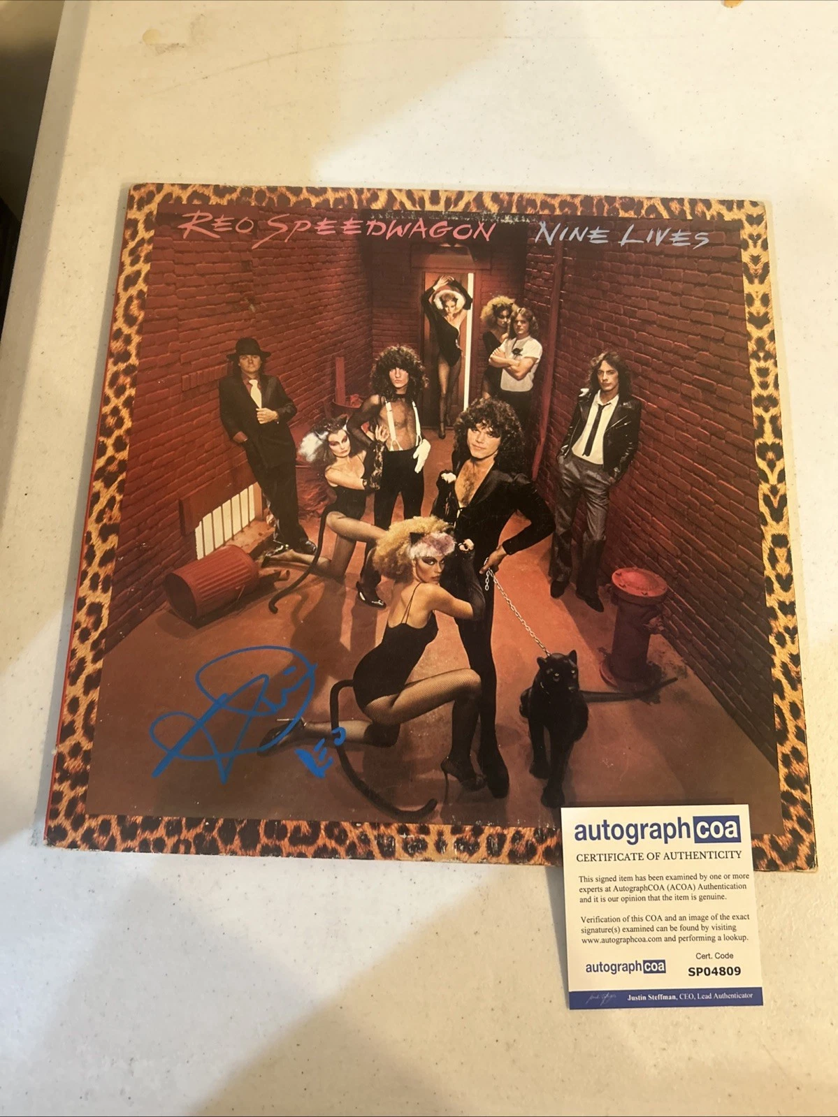 KEVIN CRONIN REO SPEEDWAGON SIGNED AUTOGRAPH VINYL ALBUM ACOA NINE LIVES RECORD