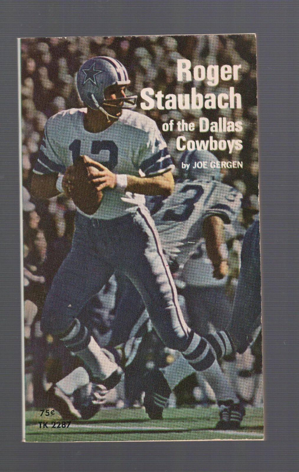 ROGER STAUBACH OF DALLAS COWBOYS PAPERBACK BOOK FROM 1972     PRISTINE CONDITION