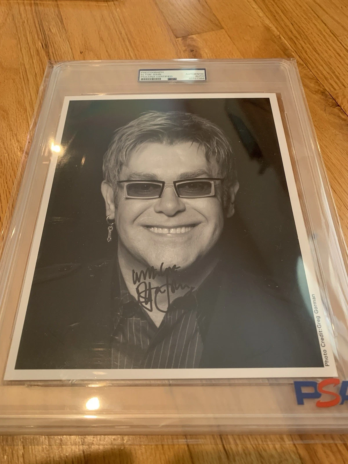 ELTON JOHN HAND SIGNED 8x10 PHOTO        AWESOME POSE       JSA LOA+PSA SLABBED