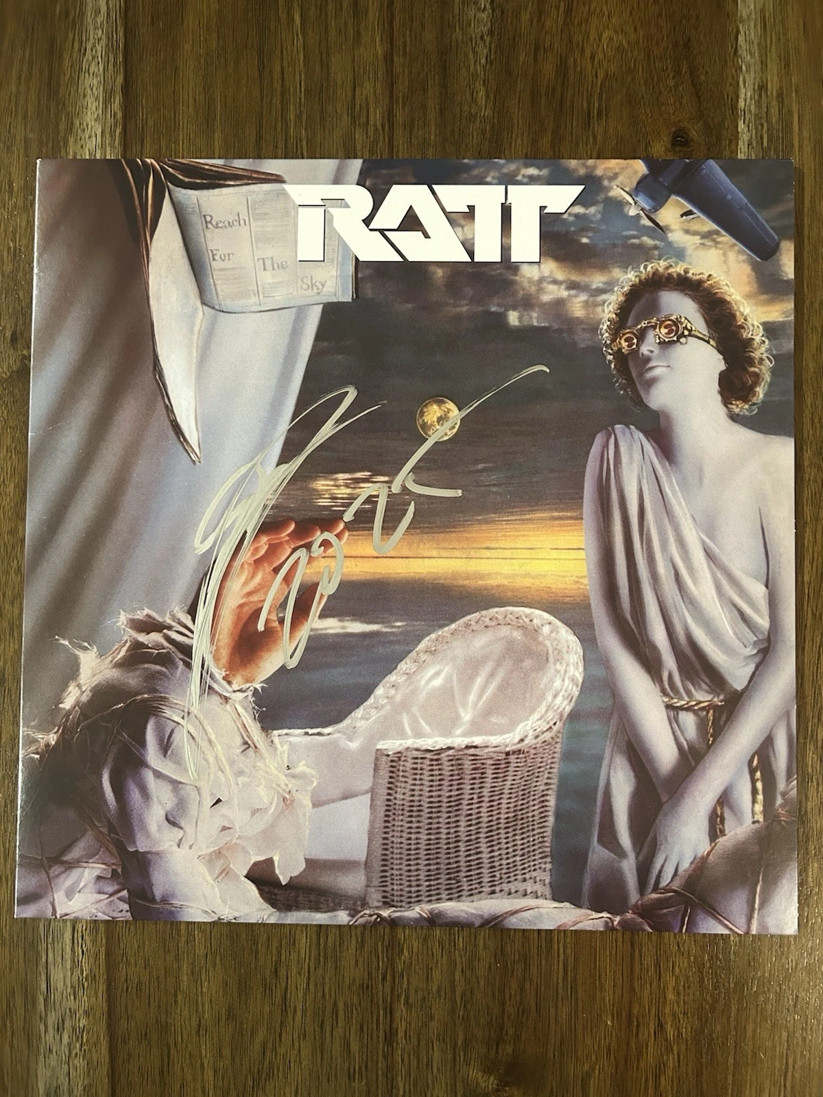 Stephen Pearcy ‘Ratt’ Band Signed ‘Reach For The Sky’ Vinyl Album Beckett