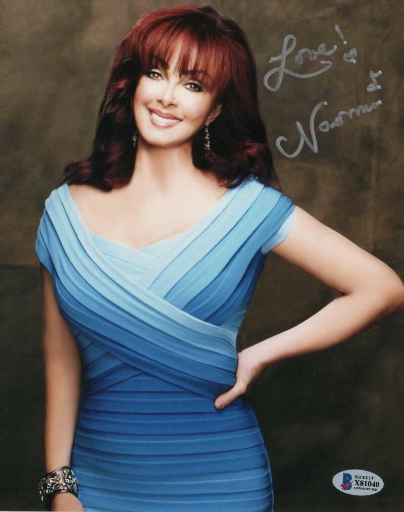 NAOMI JUDD SIGNED AUTOGRAPH 8X10 PHOTO - THE JUDDS, COUNTRY MUSIC STAR W/ BAS