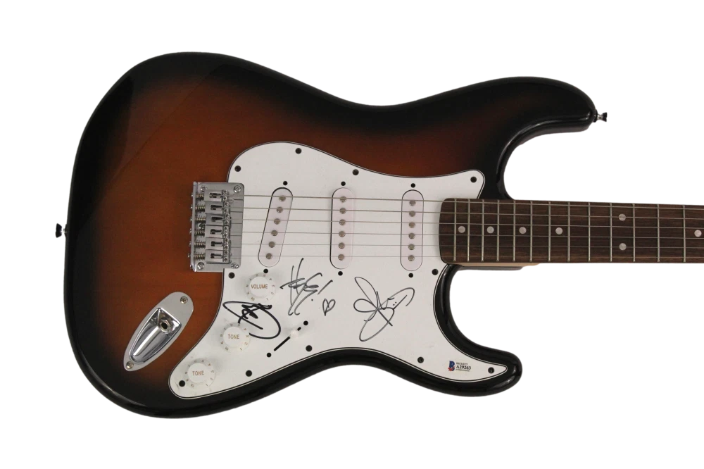 PARAMORE FULL BAND (X3) SIGNED AUTOGRAPH FENDER GUITAR - HAYLEY WILLIAMS BECKETT