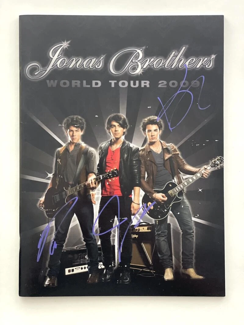 JOE KEVIN & NICK - JONAS BROTHERS SIGNED AUTOGRAPH 2009 WORLD TOUR PROGRAM BOOK