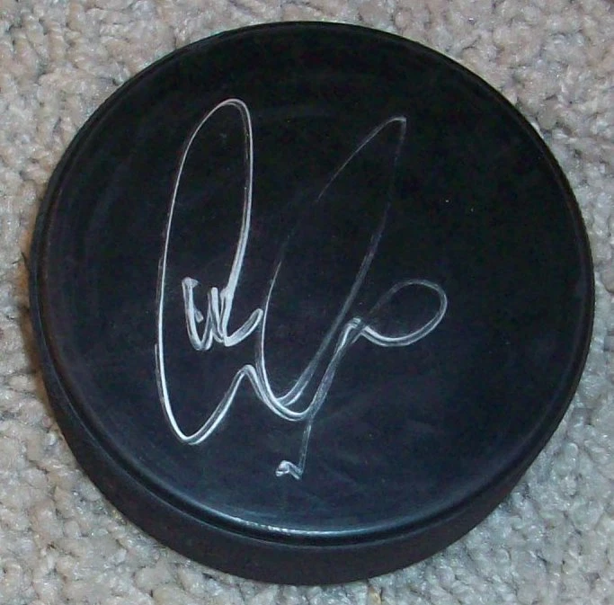 LEO KOMAROV NEW YORK ISLANDERS MAPLE LEAFS SIGNED AUTOGRAPH PUCK C w/PROOF