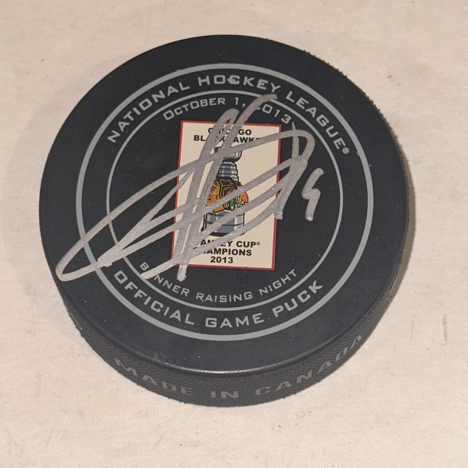 JONATHAN TOEWS Signed 2013 STANLEY CUP BANNER Official GAME Puck Beckett (BAS)