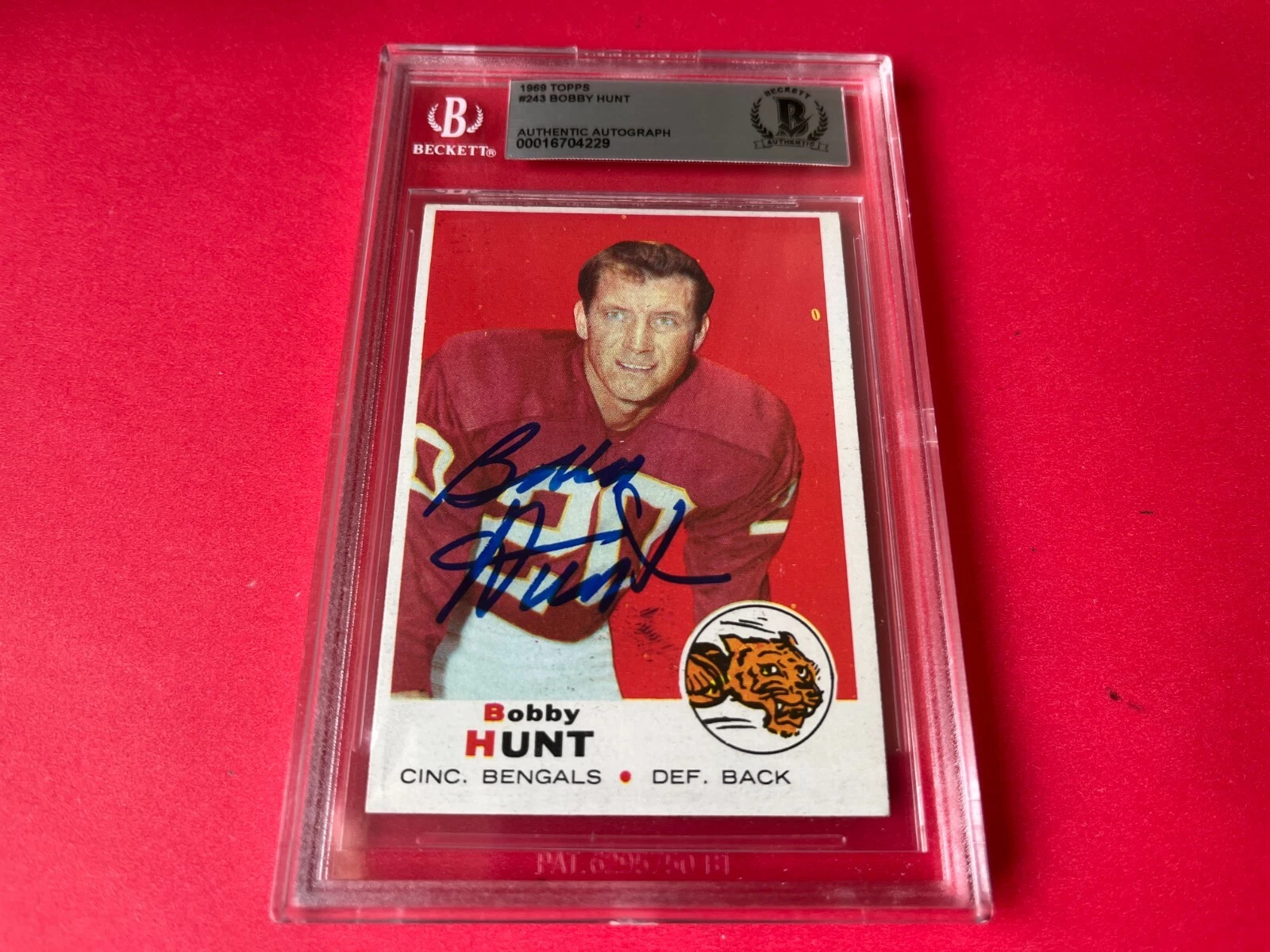 Bobby Hunt Bengals HOF 1969 Topps Card Signed Auto Beckett BAS Slabbed