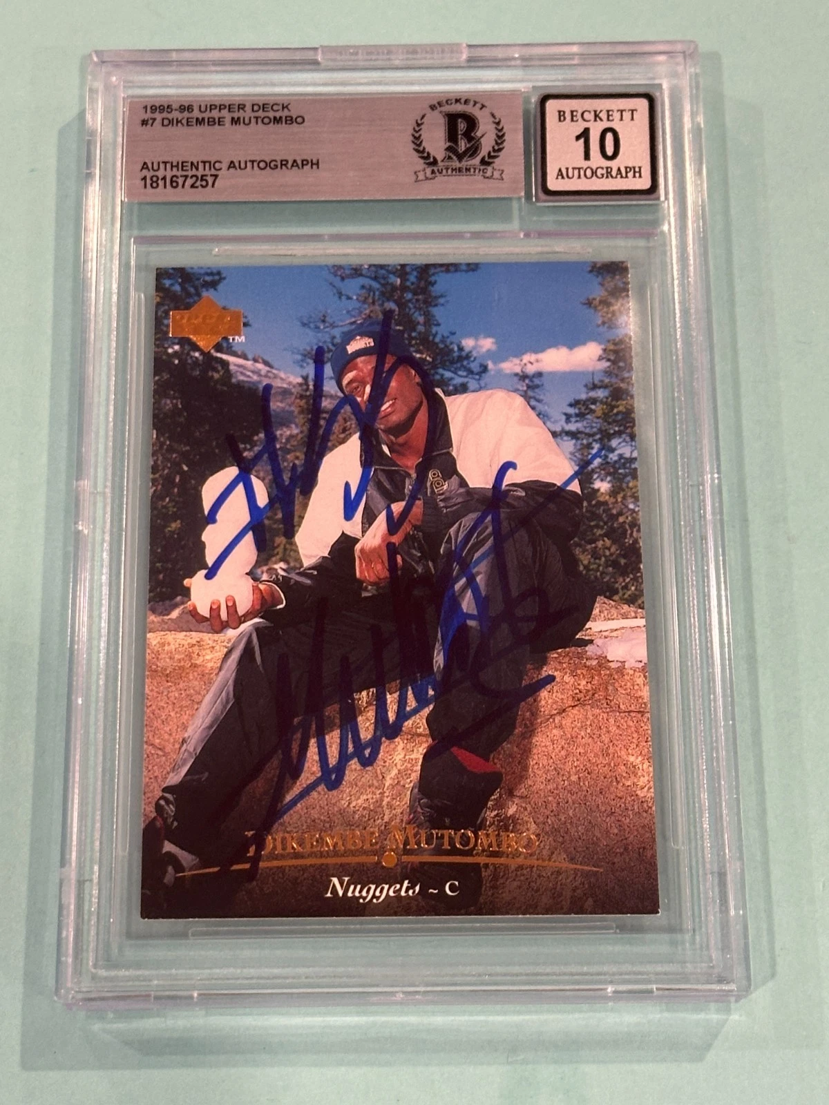 DIKEMBE MUTUMBO Signed 1995-96 UPPER DECK Card #7 Beckett (BAS) AUTO 10