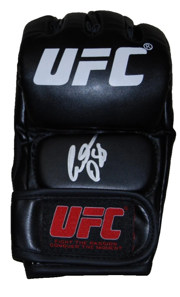 CARLOS FERREIRA signed (UFC) MMA autographed Fighting glove BECKETT BAS BT56336