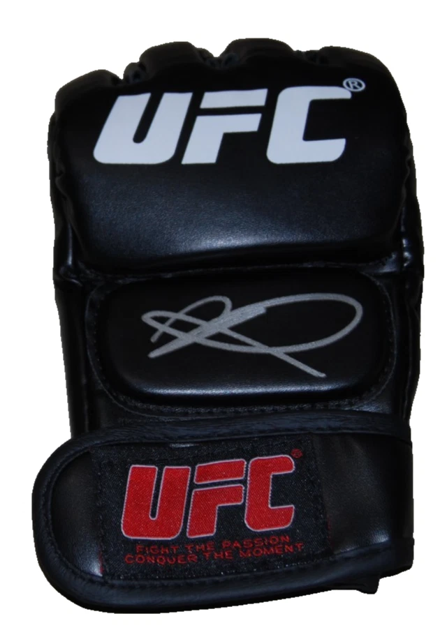 BENEIL DARIUSH signed (UFC) MMA autographed Fighting glove BECKETT BAS BT56281