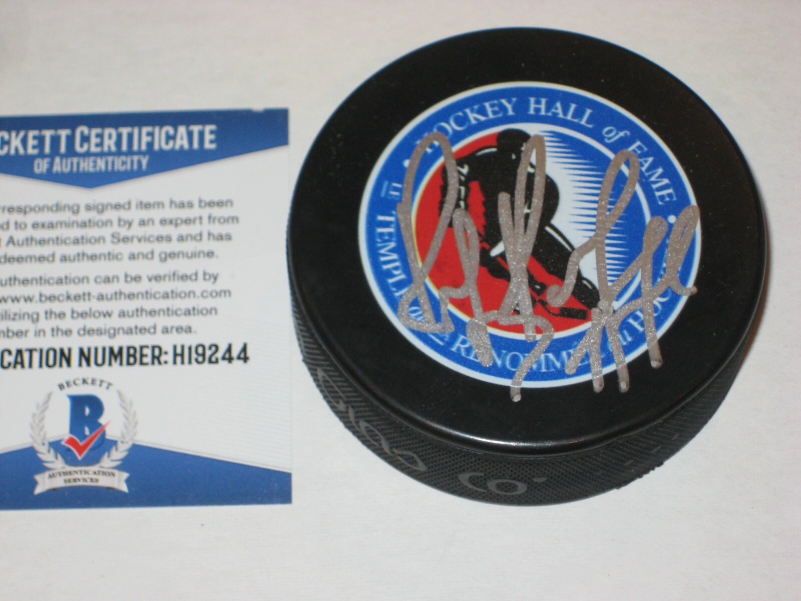 RAY BOURQUE (Boston Bruins) Signed HOCKEY HALL OF FAME Puck w/ Beckett COA