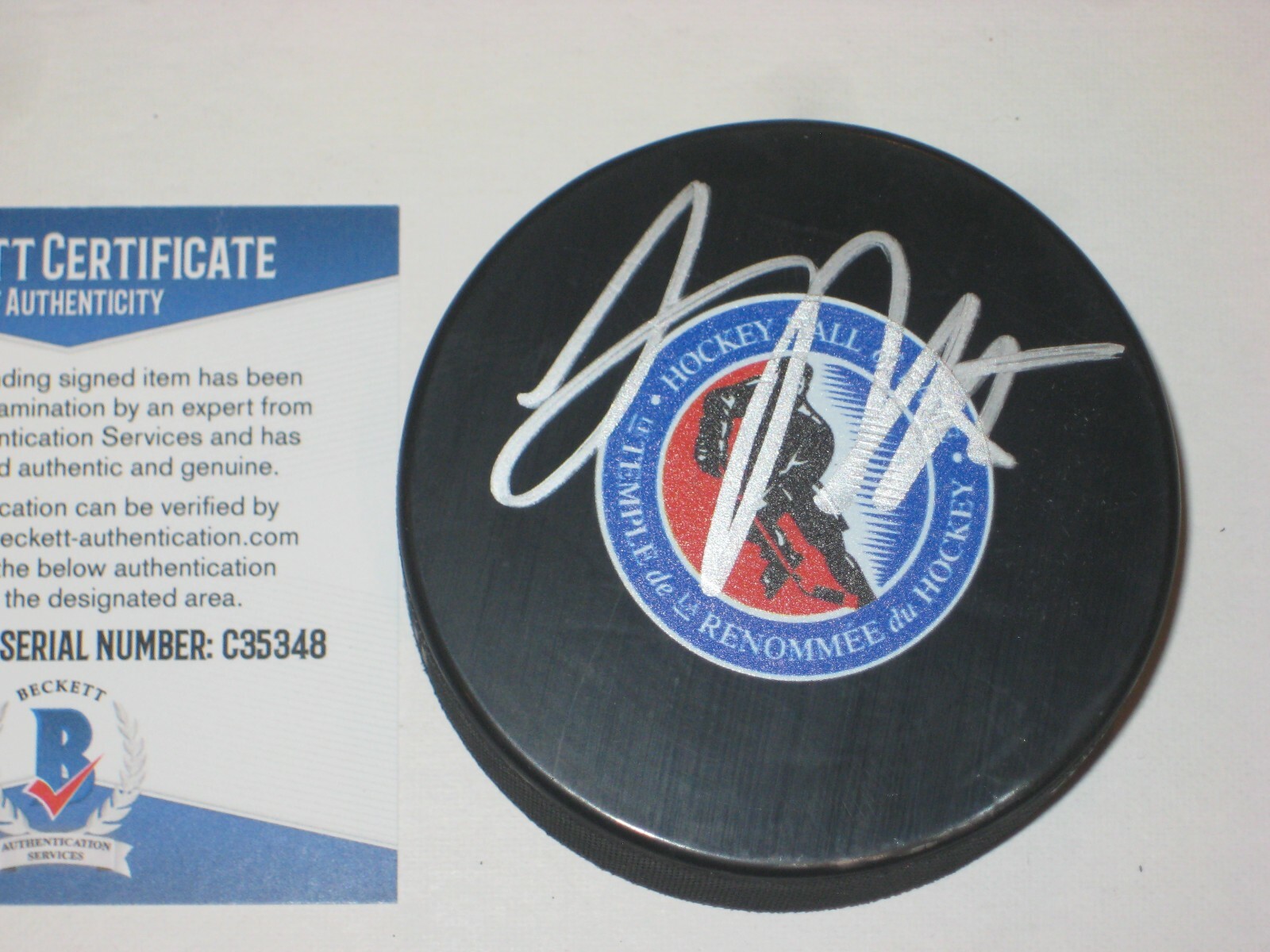 LUC ROBITAILLE (L.A. Kings) Signed HALL OF FAME Puck w/ Beckett COA (BAS)
