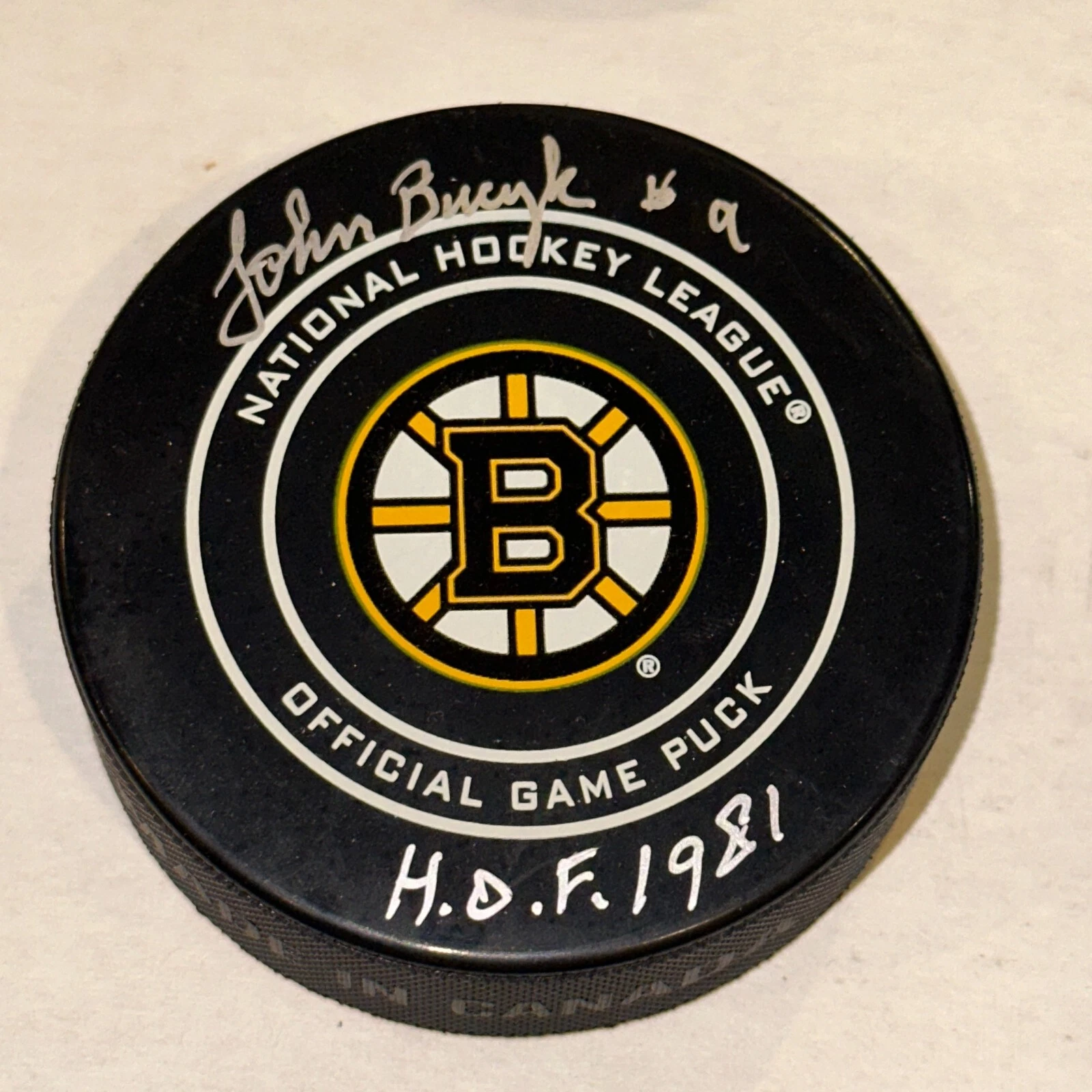 JOHN BUCYK Signed Boston BRUINS Official GAME Puck Beckett Auth. w/ HOF Inscrip