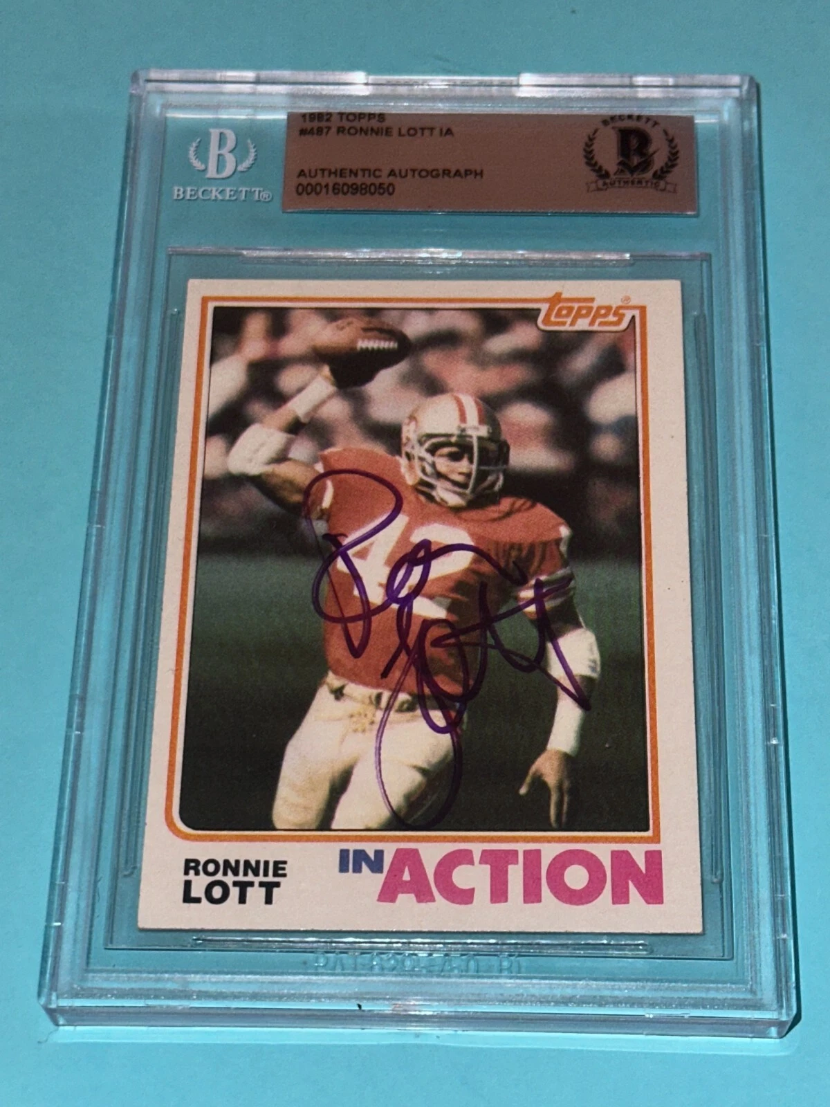 RONNIE LOTT Signed 1982 TOPPS ROOKIE in action Card #497 Beckett VINTAGE SIG