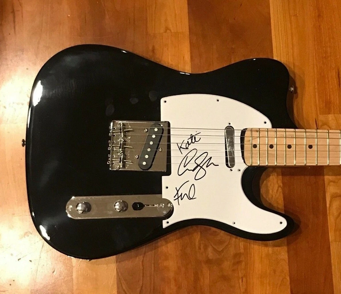 * THE B-52's * signed autographed electric guitar * FRED, KATE & CINDY * 1
