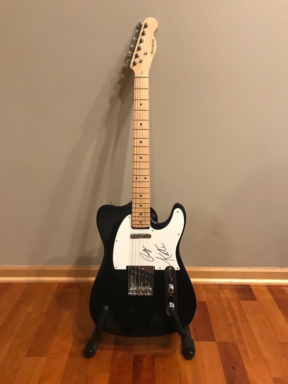 * THE B-52's * signed electric guitar * CINDY WILSON & KATE PIERSEN * 2