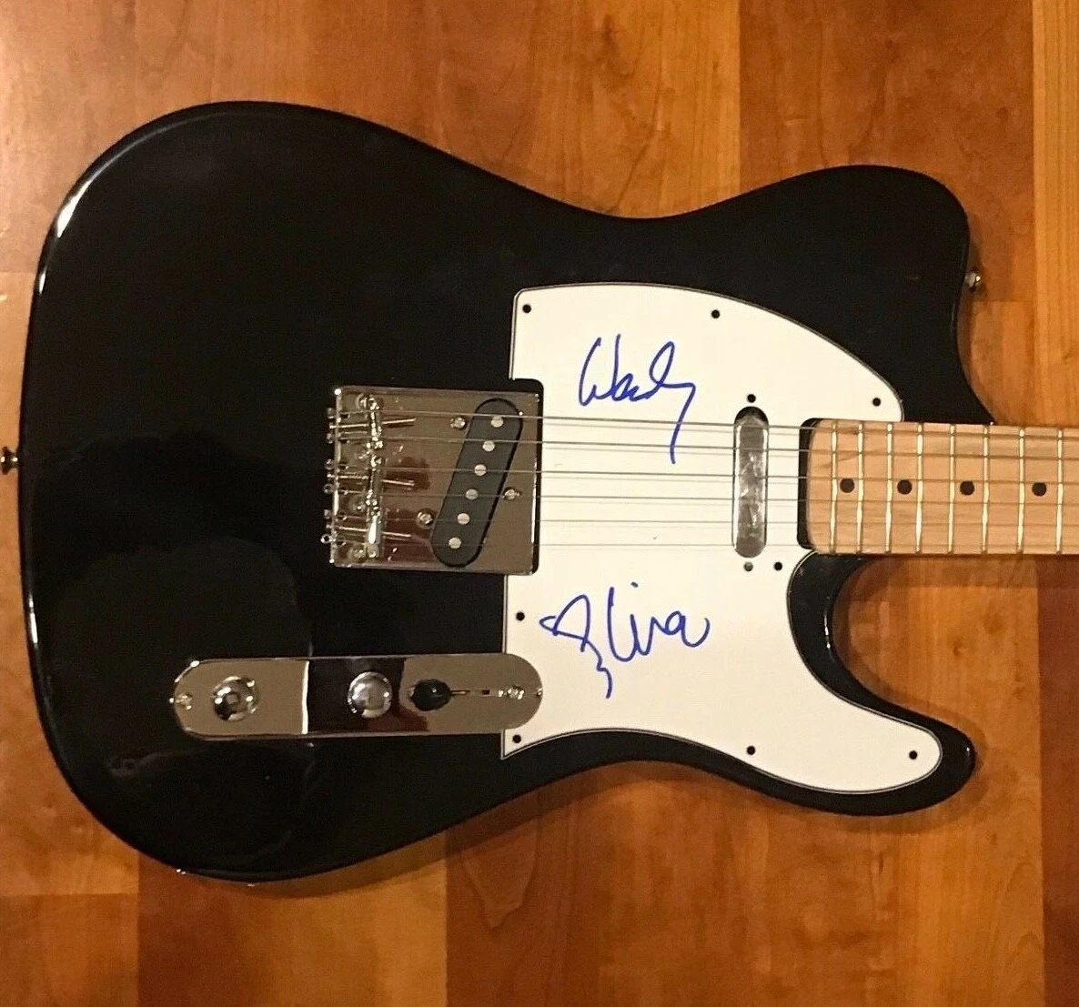 *WENDY MELVOIN & LISA COLEMAN* signed electric guitar *PRINCE THE REVOLUTION* 1