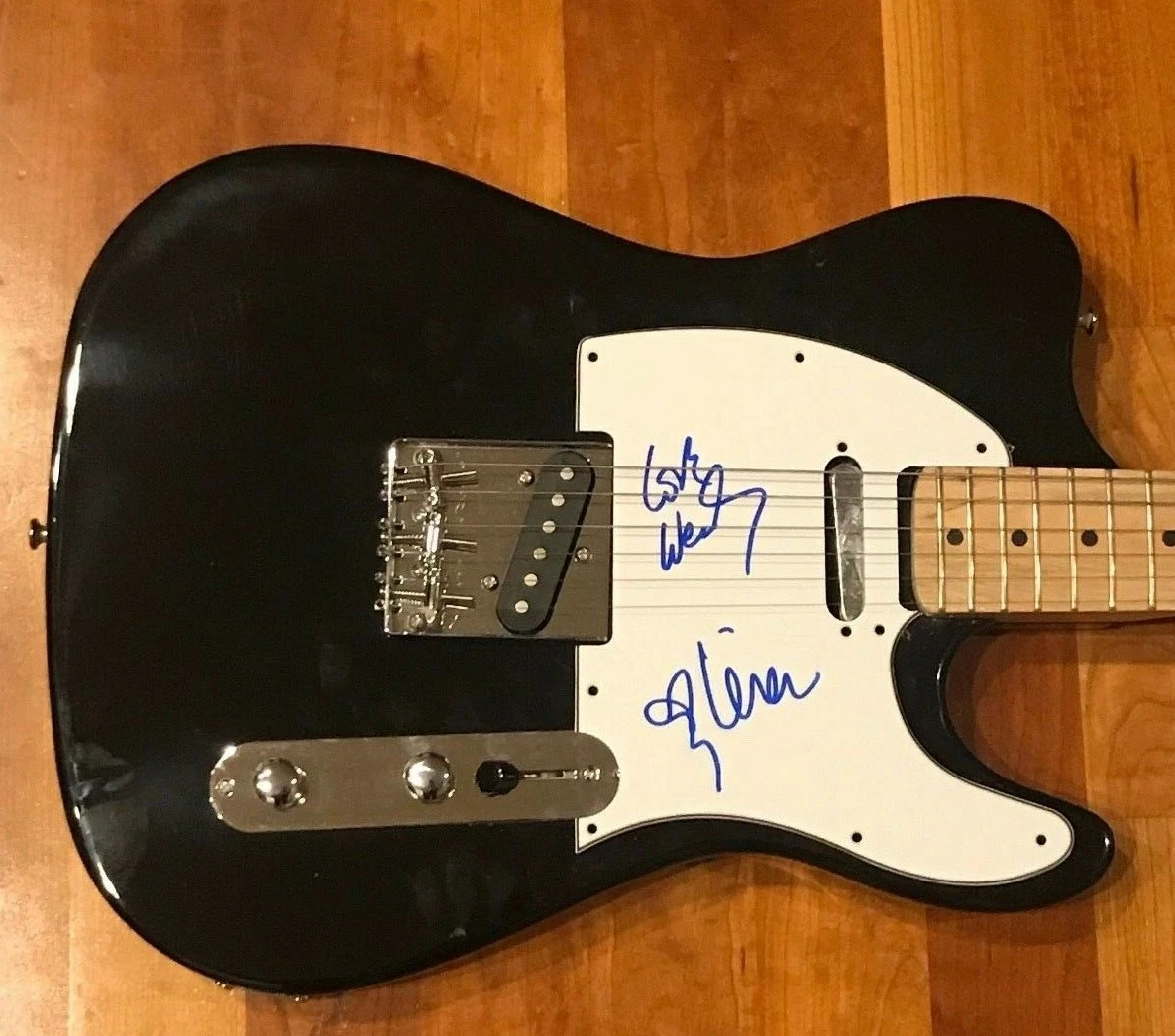 *WENDY MELVOIN & LISA COLEMAN* signed electric guitar *PRINCE THE REVOLUTION* 2