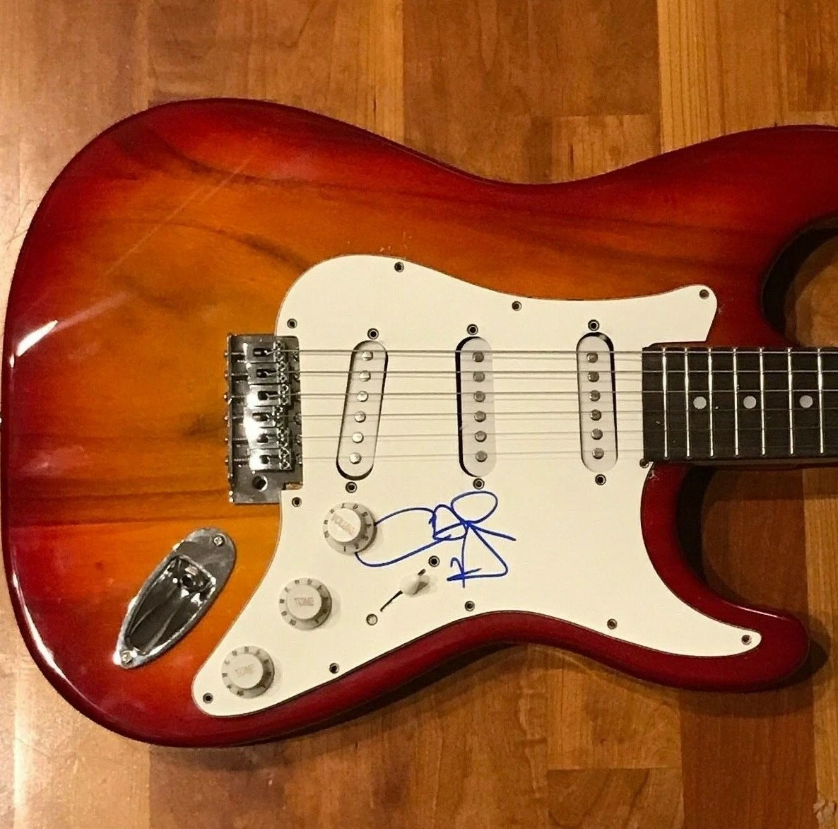 * CHRIS HILLMAN * SIGNED ELECTRIC GUITAR * THE BYRDS * THE BURRITO BROTHERS * 1 COLLECTIBLE MEMORABILIA