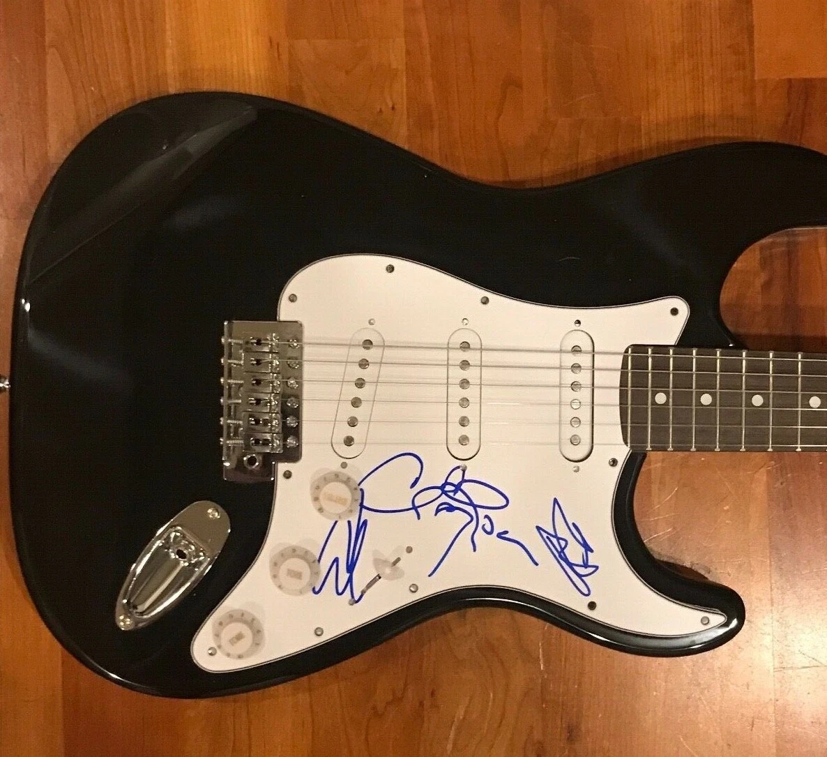 * LOS LOBOS * signed electric guitar * DAVID HIDALGO, CESAR ROSAS & CONRAD * 2