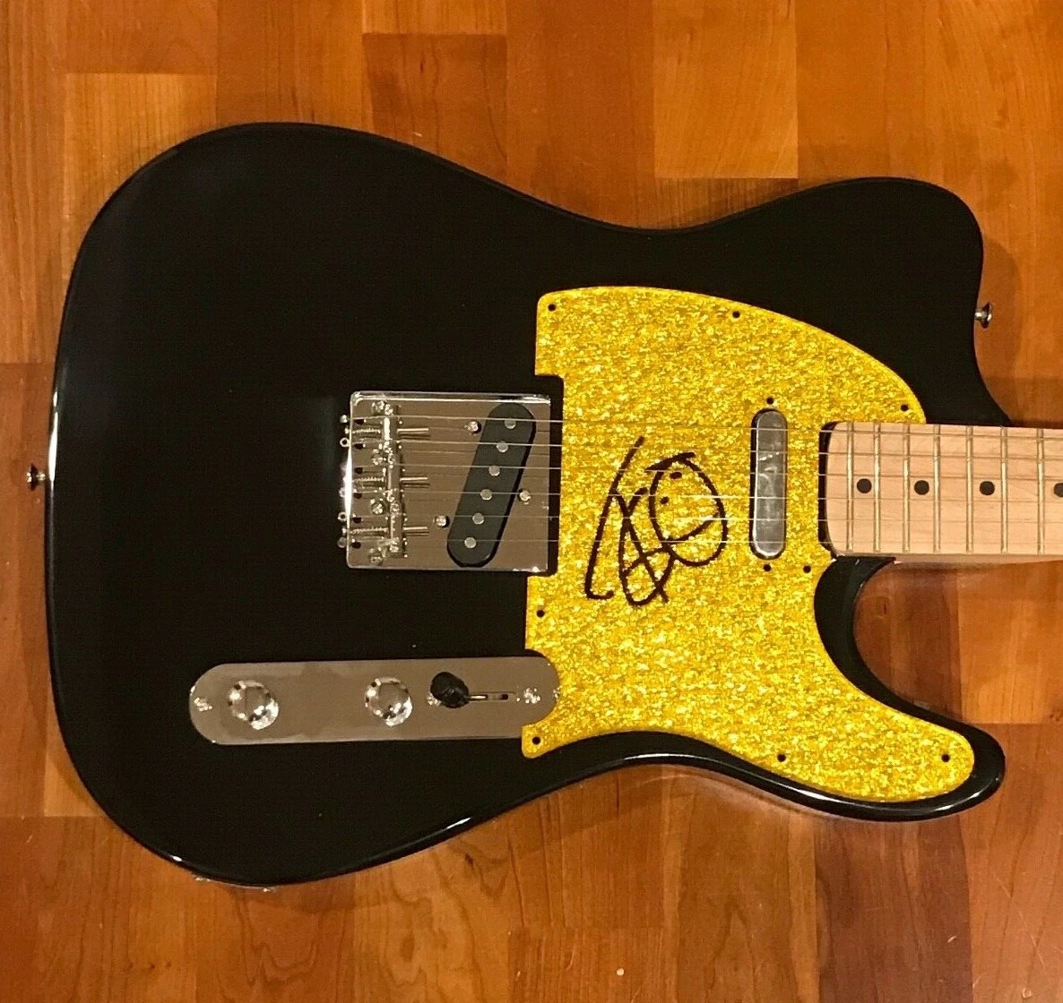 * TRACII GUNS * signed autographed electric guitar * LA GUNS * 1
