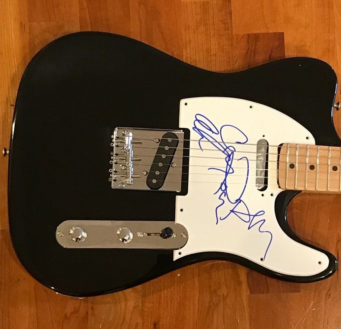 * LOS LOBOS * signed electric guitar * DAVID HIDALGO, CESAR ROSAS & CONRAD * 3