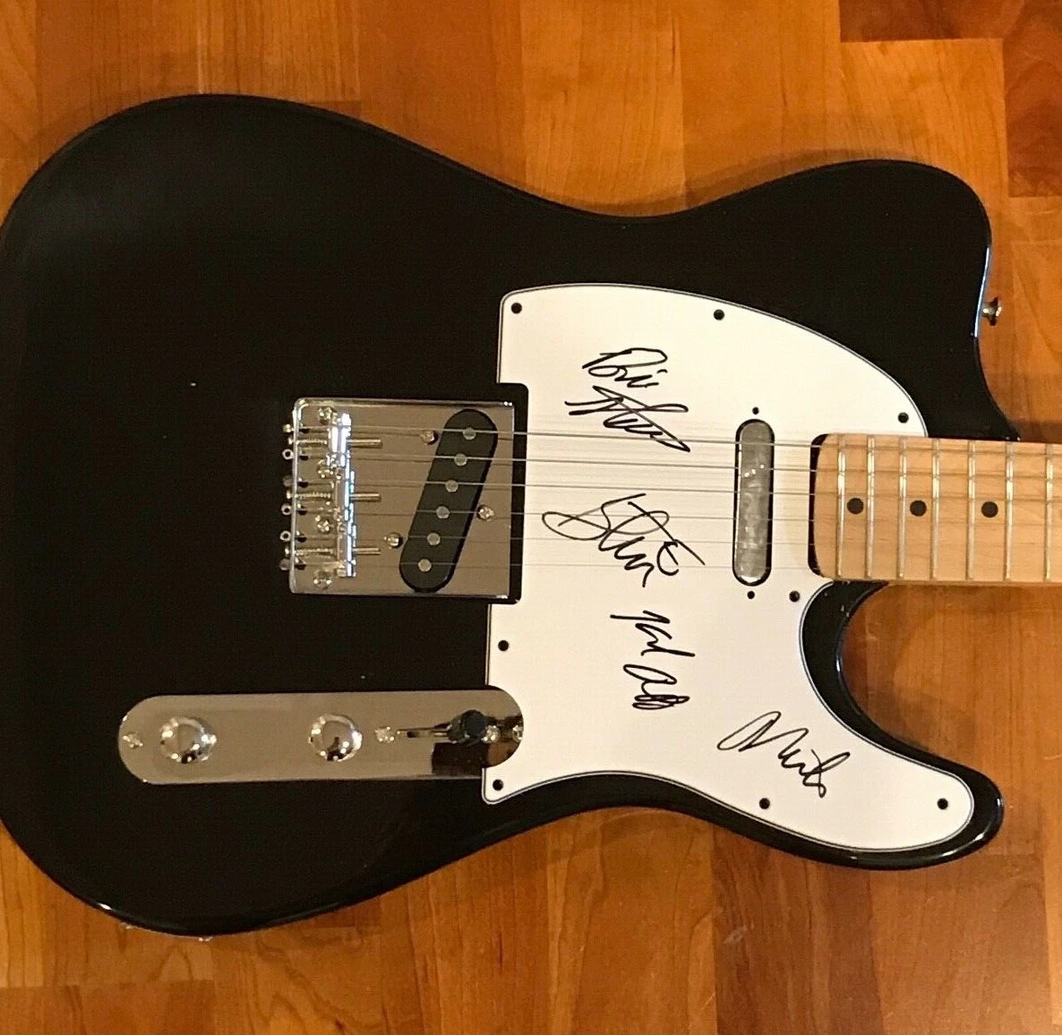 * DESCENDENTS * signed electric guitar * MILO AUKERMAN, KARL, BILL & STEPHEN * 2