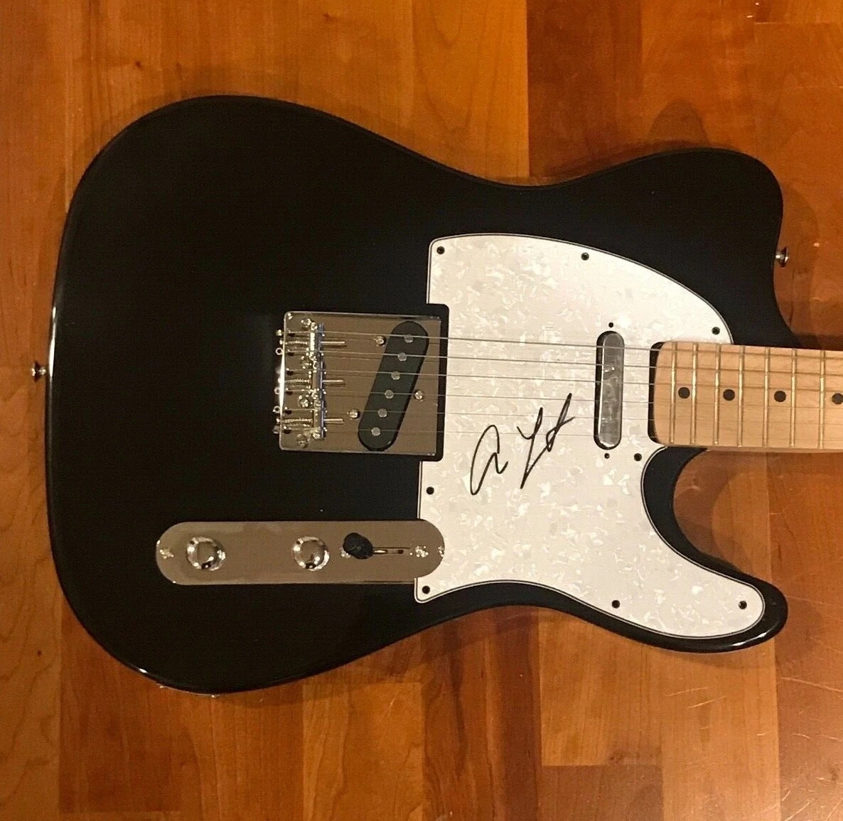 * ADAM LAMBERT * SIGNED AUTOGRAPHED ELECTRIC GUITAR * QUEEN * AMERICAN IDOL * 1 COLLECTIBLE MEMORABILIA