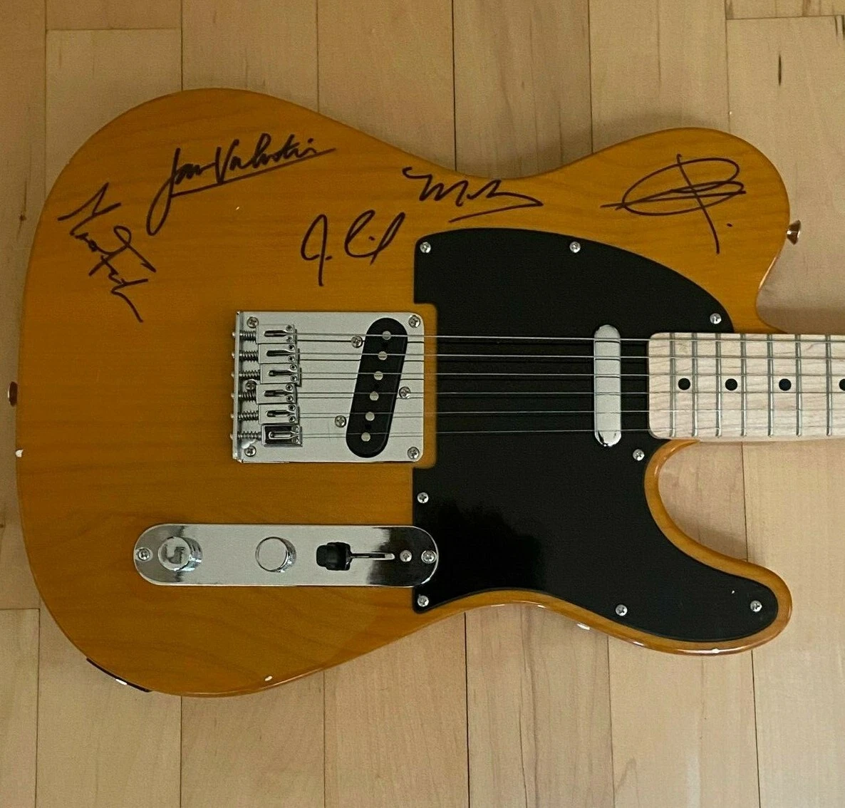 * MAROON 5 * signed electric guitar * ADAM LEVINE, CARMICHAEL, VALENTINE +2 *