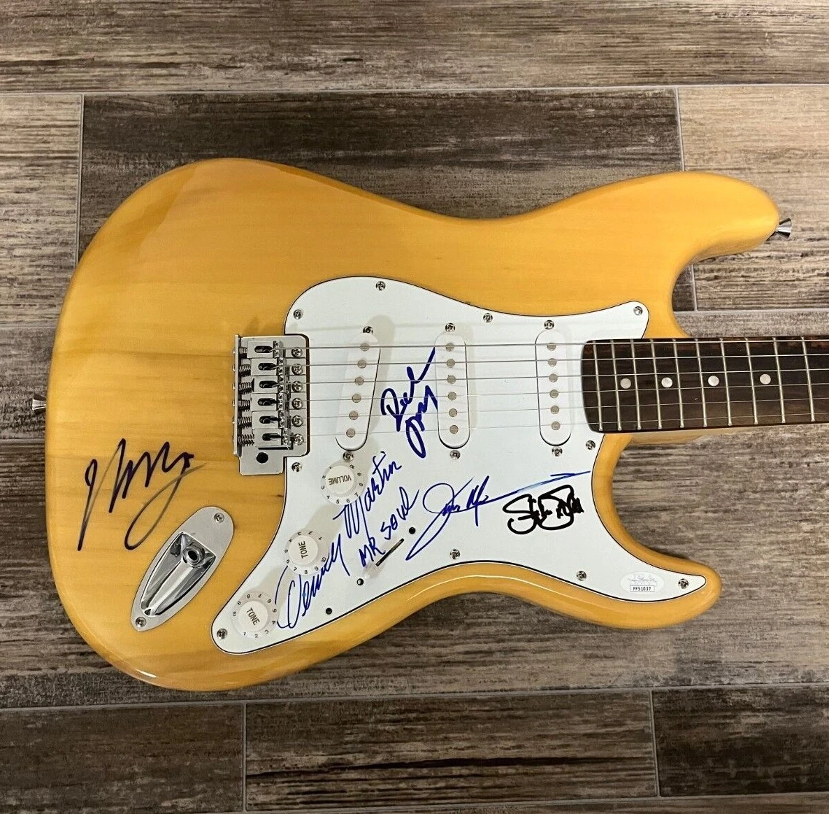 * BUFFALO SPRINGFIELD * signed electric guitar * NEIL YOUNG, STILLS, FURAY +2 *