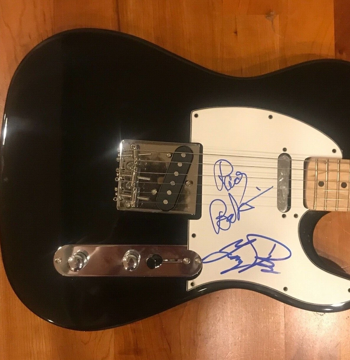 * THE GUESS WHO * signed electric guitar * GARRY PETERSON & RANDY BACHMAN * 1