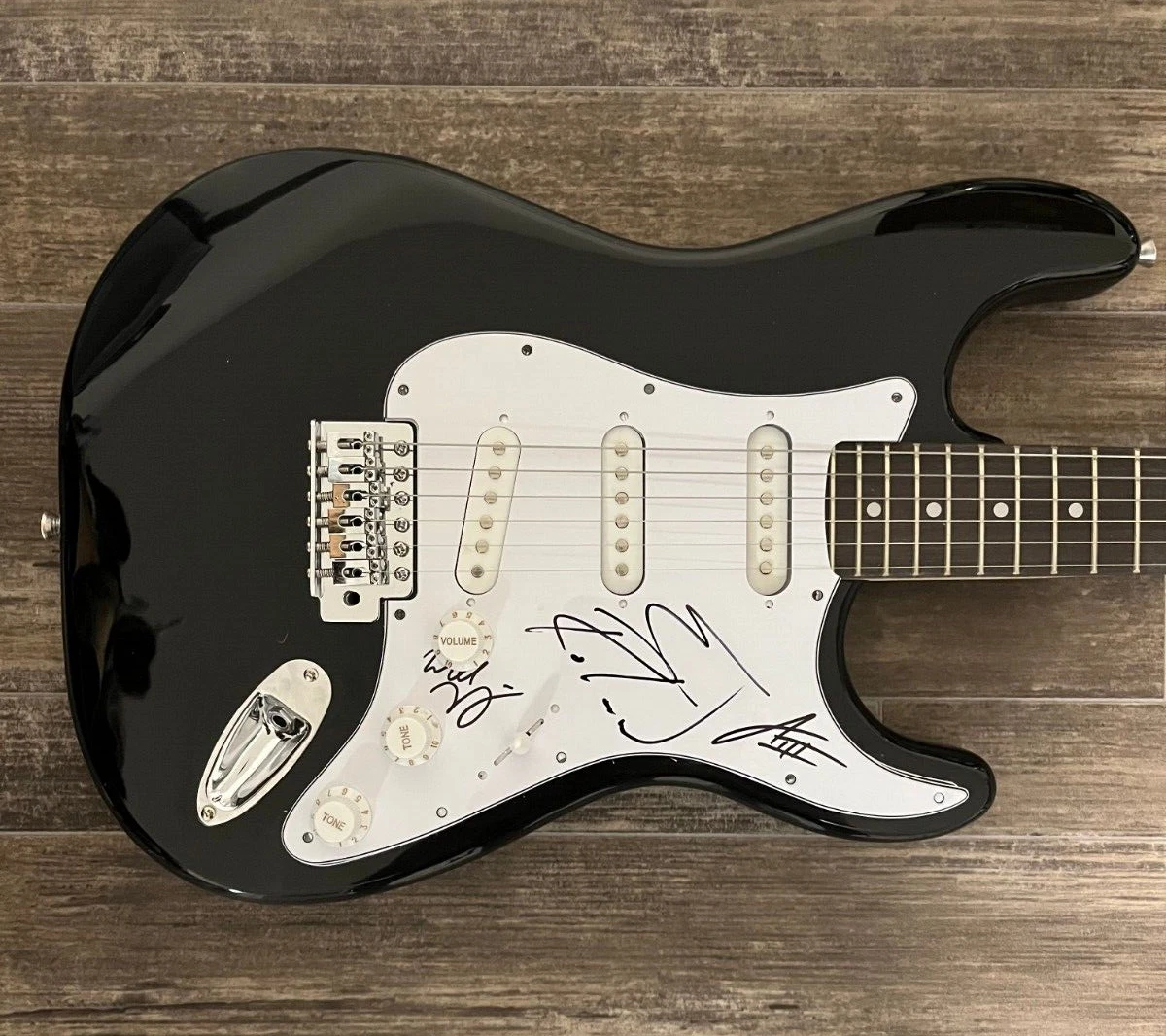 * COLLECTIVE SOUL * signed electric guitar * ED ROLAND, WILL TURPIN & JESSE * 1