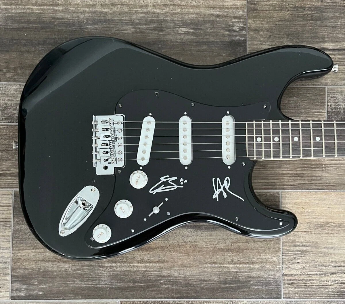 * BLACK PUMAS * SIGNED ELECTRIC GUITAR * ERIC BURTON &ADRIAN QUESADA * 1 COLLECTIBLE MEMORABILIA