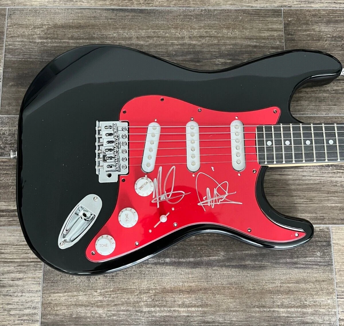 * GIRLFRIENDS BAND * signed electric guitar * TRAVIS T. MILLS & NICK GROSS * 2