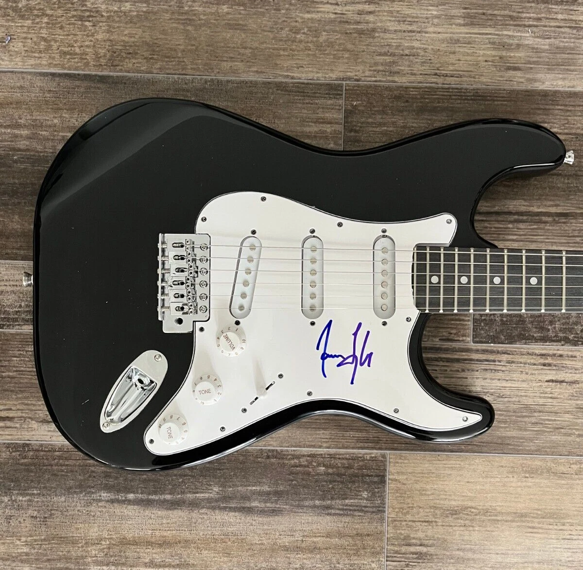 * JAMES TAYLOR * signed electric guitar * FIRE AND RAIN * 1