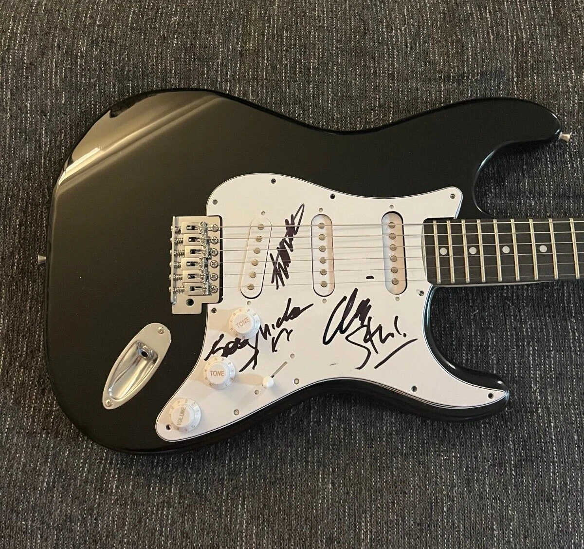 * KING GIZZARD & THE LIZARD WIZARD * signed guitar * STU MACKENZIE + 4 * COA * 2