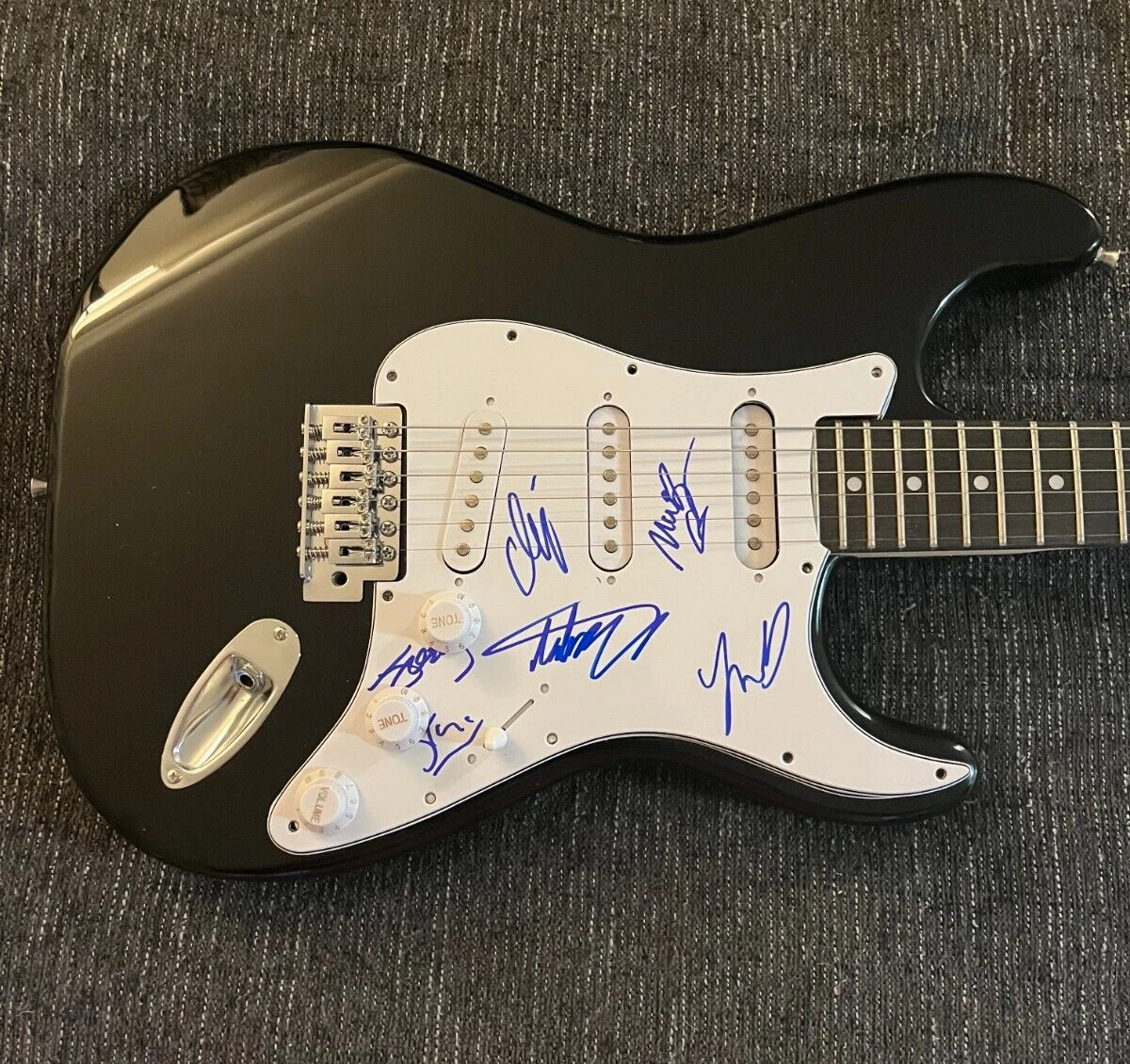 * KING GIZZARD & THE LIZARD WIZARD * signed guitar * STU MACKENZIE + 5 * COA * 1