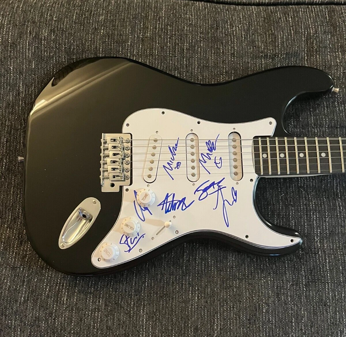 * KING GIZZARD & THE LIZARD WIZARD * signed guitar * STU MACKENZIE + 5 * COA * 2