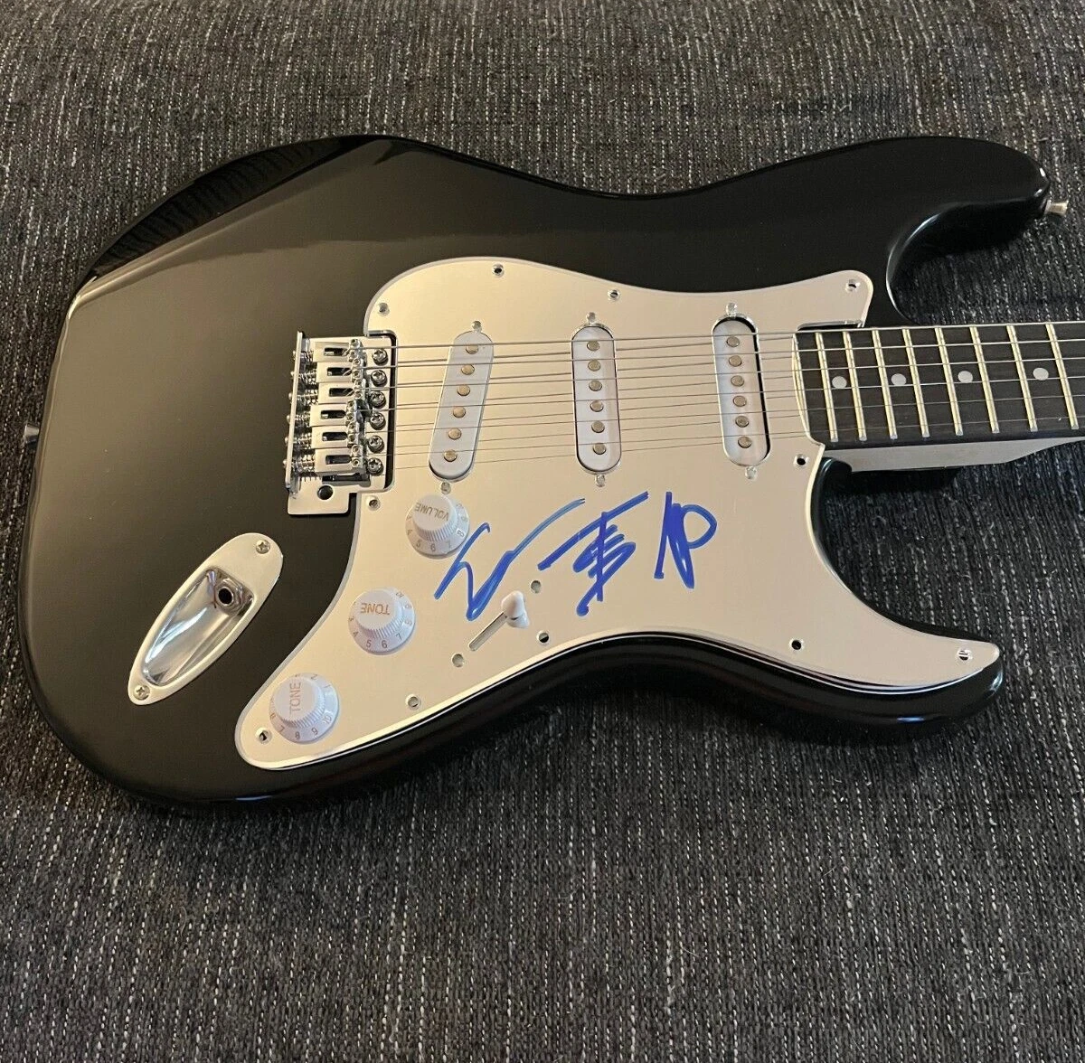 * THE CHAINSMOKERS * signed guitar * ALEX PALL & DREW TAGGART * COA * 2